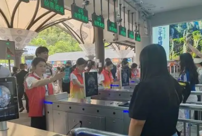 2025年火爆“五一”假期，张家界口岸出入境旅客超9100人次